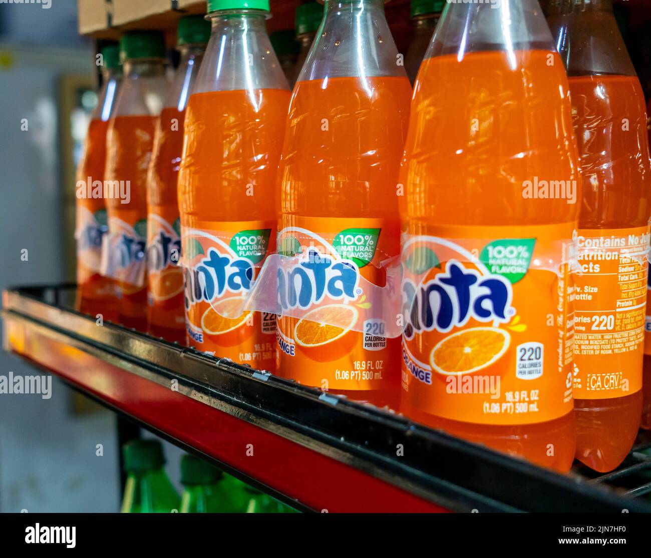 Bottiglie di soda aromatizzata all’arancia della marca Fanta di Coca-Cola sono visibili su uno scaffale del supermercato a New York sabato 5 agosto 2022. (© Richard B. Levine) Foto Stock