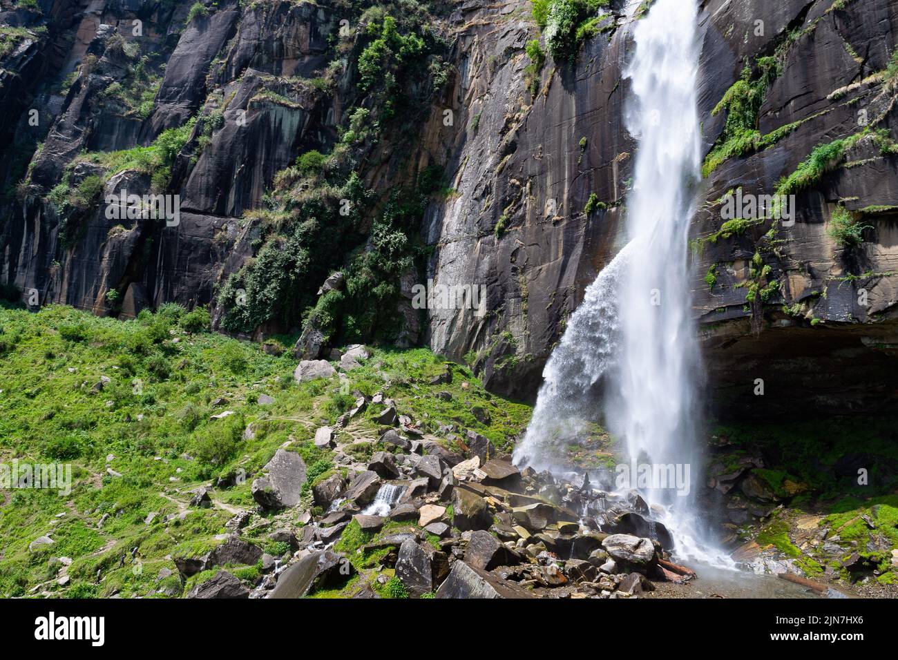 Una vista panoramica delle cascate di Jogini, Manali, Himachal Pradesh, India Foto Stock