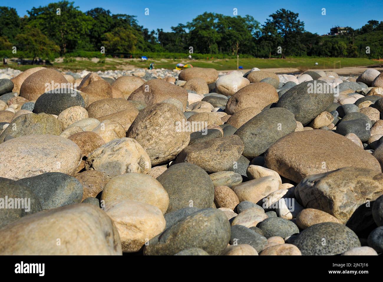 Sylhet, Città del Messico, Bangladesh. 9th ago 2022. 9 agosto 2022, Sylhet, Bangladesh: Il fiume Piyain è la principale fonte di pietre collinari, che è un simbolo di bellezza naturale a Jaflong, annidato tra il Bangladesh e il confine con Meghalaya. Il 9 agosto 2022 a Sylhet, Bangladesh. (Credit Image: © MD Rafayat Haque Khan/eyepix via ZUMA Press Wire) Foto Stock