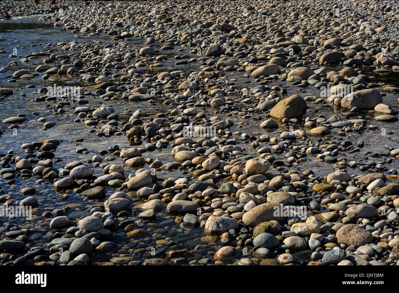 Sylhet, Città del Messico, Bangladesh. 9th ago 2022. 9 agosto 2022, Sylhet, Bangladesh: Il fiume Piyain è la principale fonte di pietre collinari, che è un simbolo di bellezza naturale a Jaflong, annidato tra il Bangladesh e il confine con Meghalaya. Il 9 agosto 2022 a Sylhet, Bangladesh. (Credit Image: © MD Rafayat Haque Khan/eyepix via ZUMA Press Wire) Foto Stock