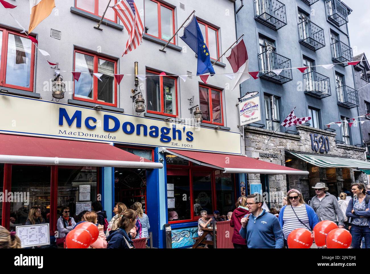 McDonaghs Fish and chip Bar in Quay Street Galway. Foto Stock