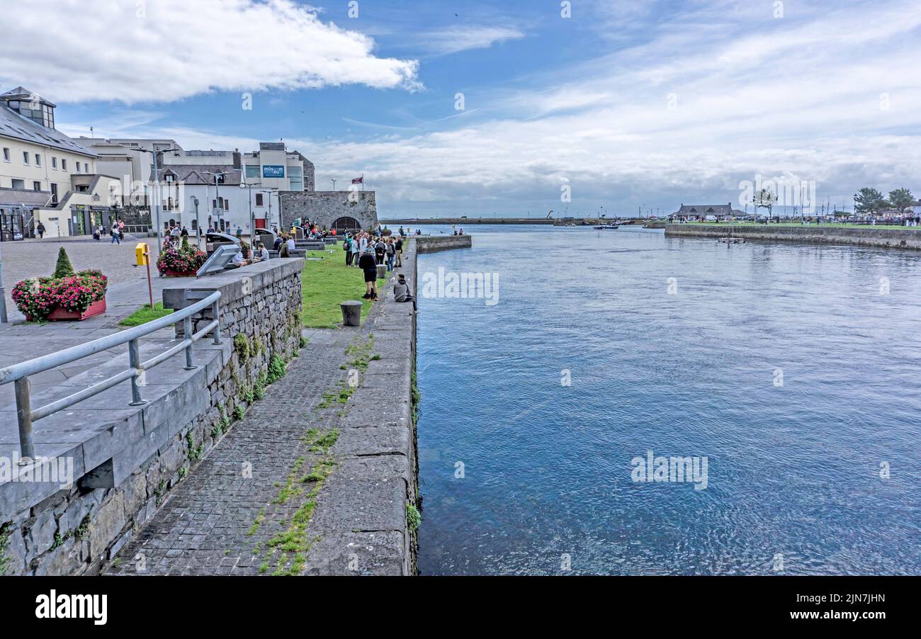 Il fiume Corrib visto qui nel centro di Galway City, Irlanda, vicino alla parte dell'arco spagnolo della città. Foto Stock