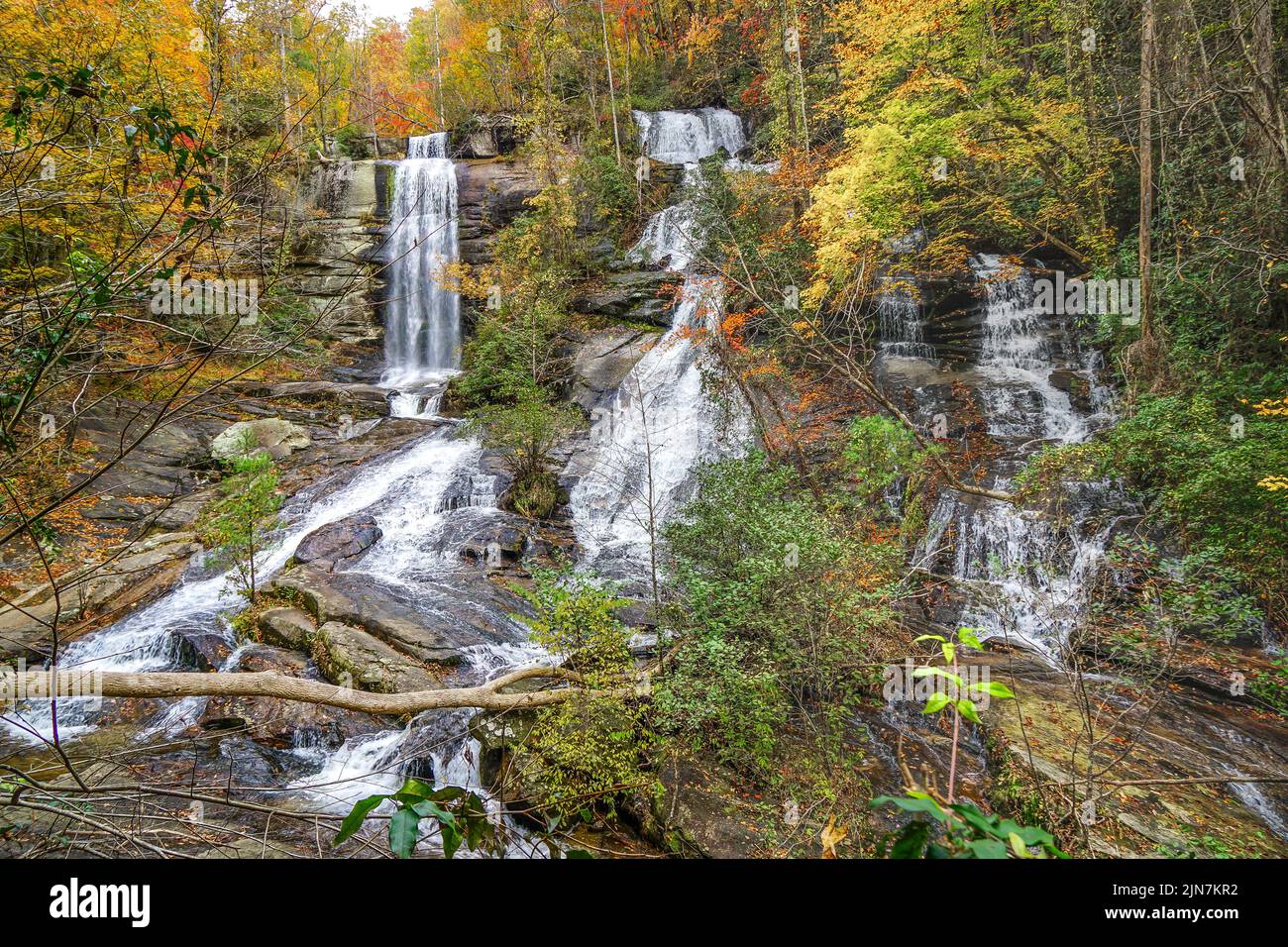 L'acqua cade abbondantemente alle splendide Twin Falls durante la stagione autunnale nel South Carolina. Foto Stock