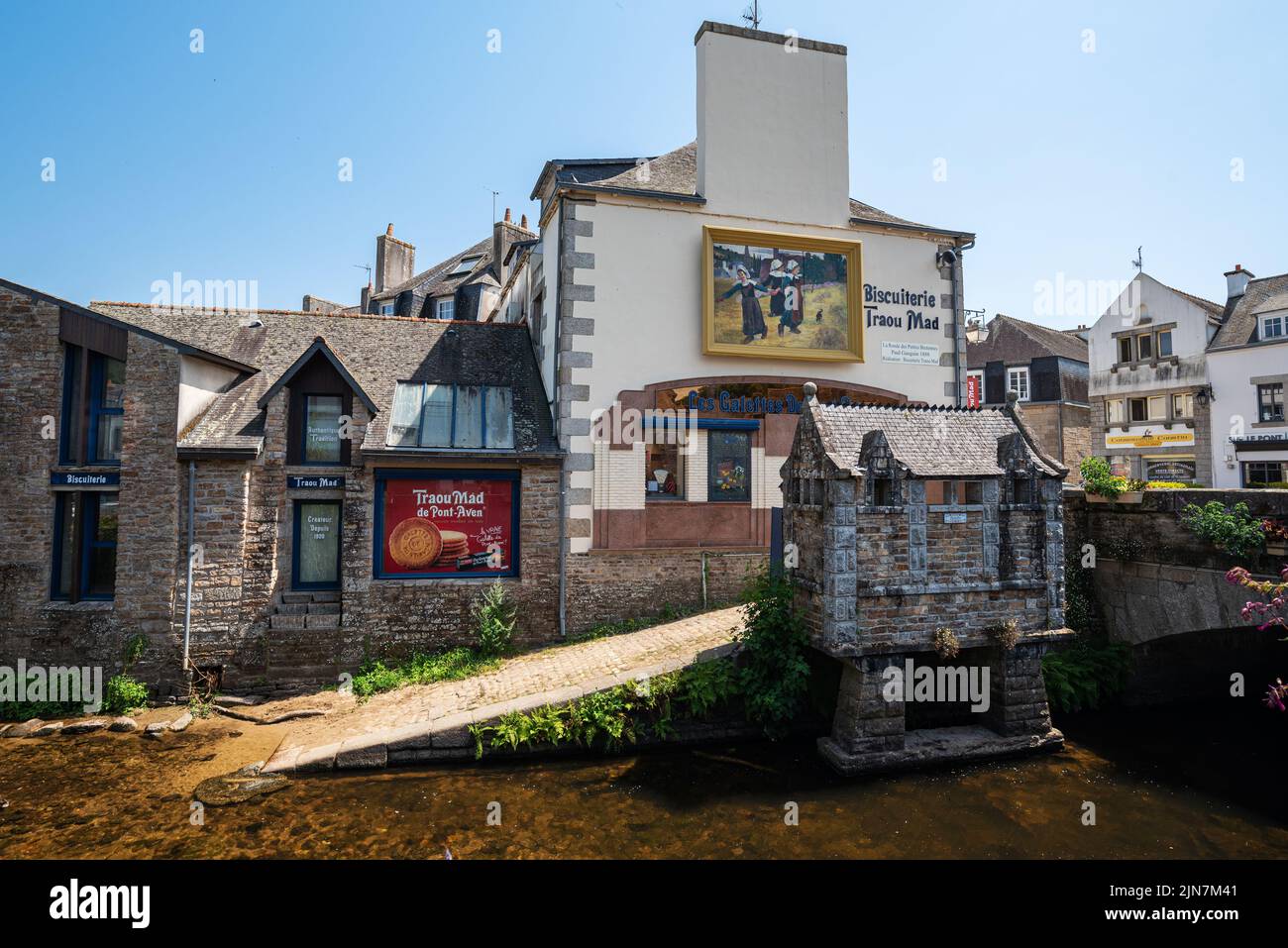 Facciata del famoso 'Traou Mad' delicatezza francese, un biscotto pieno di grasso al burro servito per colazione, prodotto a Pont-Aven, Bretagna. Foto Stock