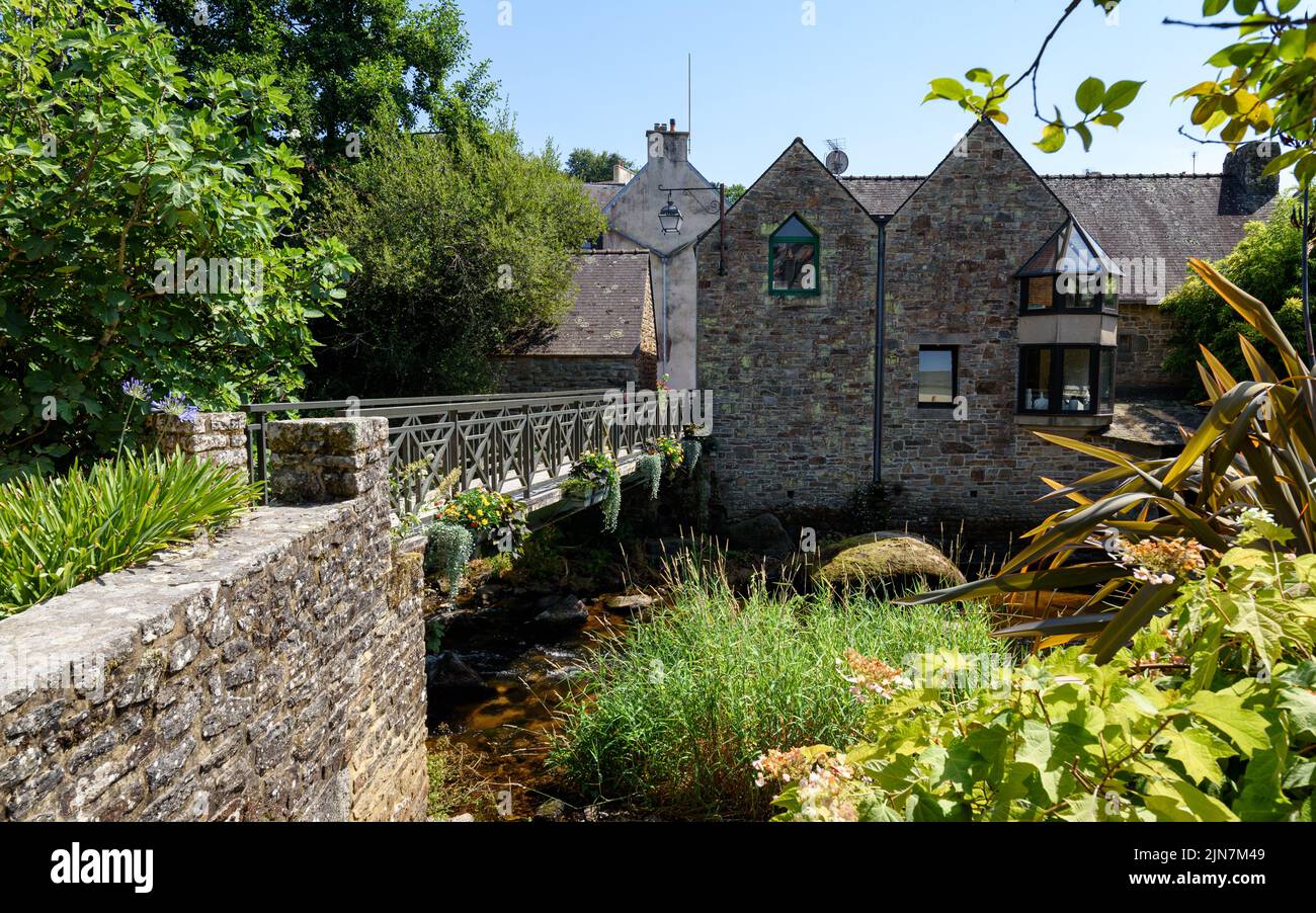 Bella vista di una passerella sul fiume Aven a Pont-Aven nel dipartimento Finistère della Bretagna nel nord-ovest della Francia. Foto Stock