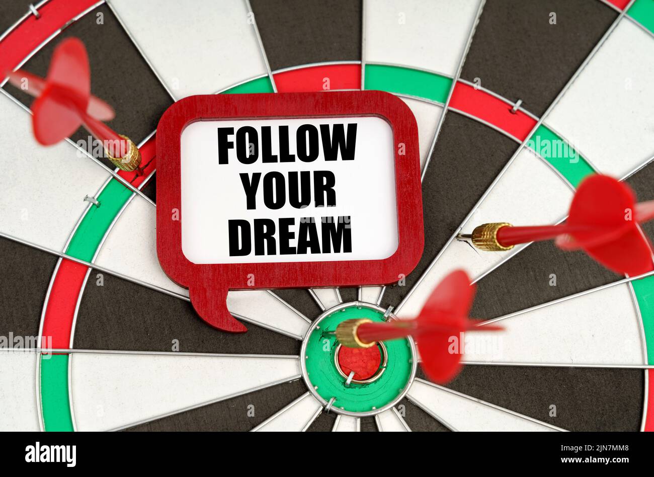 Concetto aziendale. Sulle freccette ci sono le freccette e un segno con l'iscrizione - SEGUIRE IL VOSTRO SOGNO Foto Stock