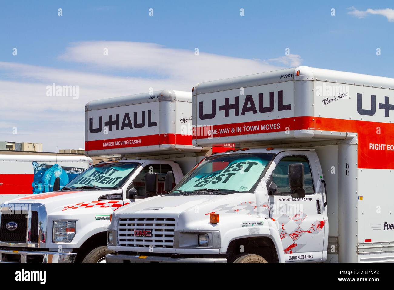 Victorville, CA, USA – 8 agosto 2022: Una flotta di furgoni da carico U-Haul a noleggio rossi e bianchi parcheggiati a Victorville, California. Foto Stock