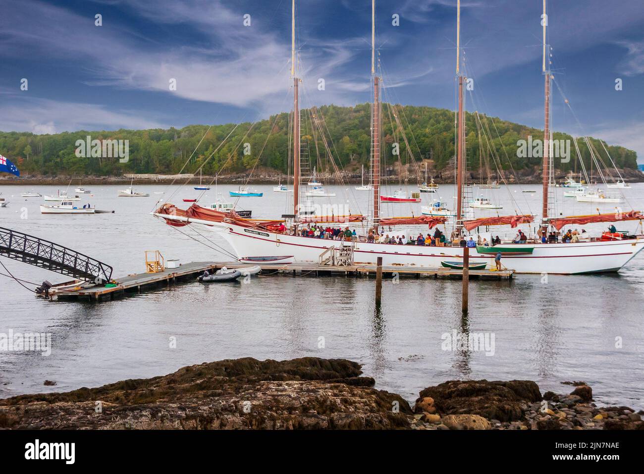 Goletta a quattro alberi costruita come nave turistica, ha lanciato 04-11-1998 in barca a vela da Bar Harbor, Maine, USA. Goletta carica di turisti. Foto Stock