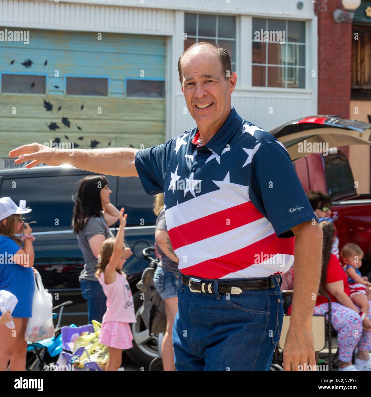 Hutchinson, Kansas - Steven Johnson, candidato repubblicano per il Tesoriere del Kansas, si è fatto un'iniziativa durante la "Parata dei Patrioti" del luglio 4 nella zona rurale del Kansas Foto Stock