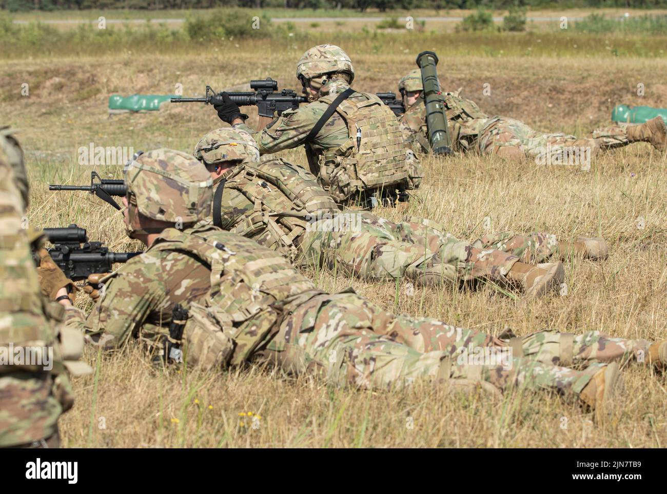 I soldati degli Stati Uniti assegnati alla Task Force dell'Europa Meridionale (SEATAF) si mettano in linea e si impegnano con gli obiettivi durante il concorso 2022 U.S. Army Europe and Africa Best Squad nell'area di addestramento di Grafenwoehr, Germania, 9 agosto 2022. I team di USAREUR-AF testano la loro competenza tattica, la comunicazione e la coesione generale mentre competono per il titolo di miglior squadra. I vincitori di questo concorso saranno premiati per rappresentare USAREUR-AF alla U.S. Army Best Squad Competition a Fort Bragg, North Carolina, nel corso di quest'anno. Foto Stock