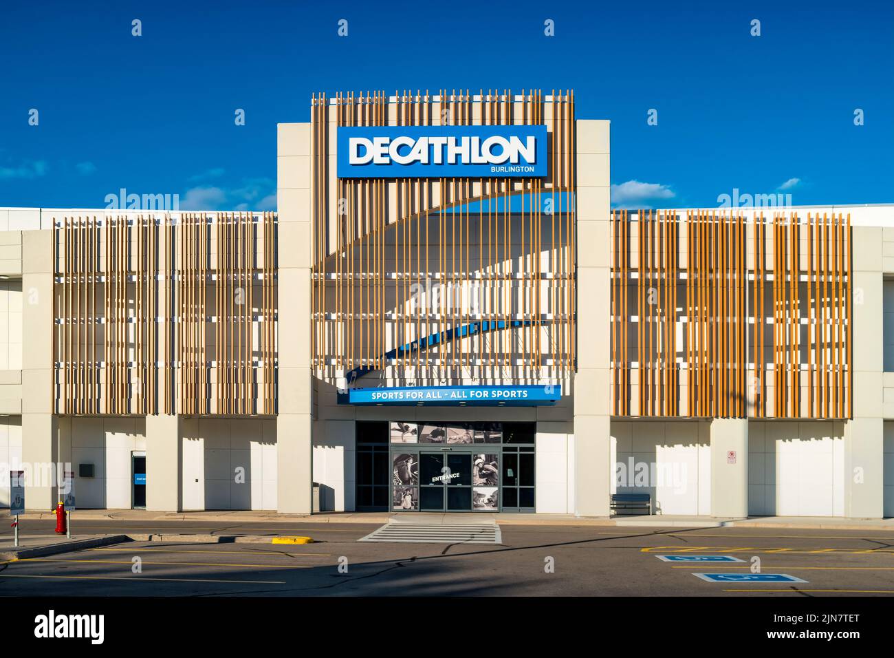 Negozio di articoli sportivi Decathlon presso il centro commerciale Mapleview di Burlington, Ontario, Canada. Foto Stock