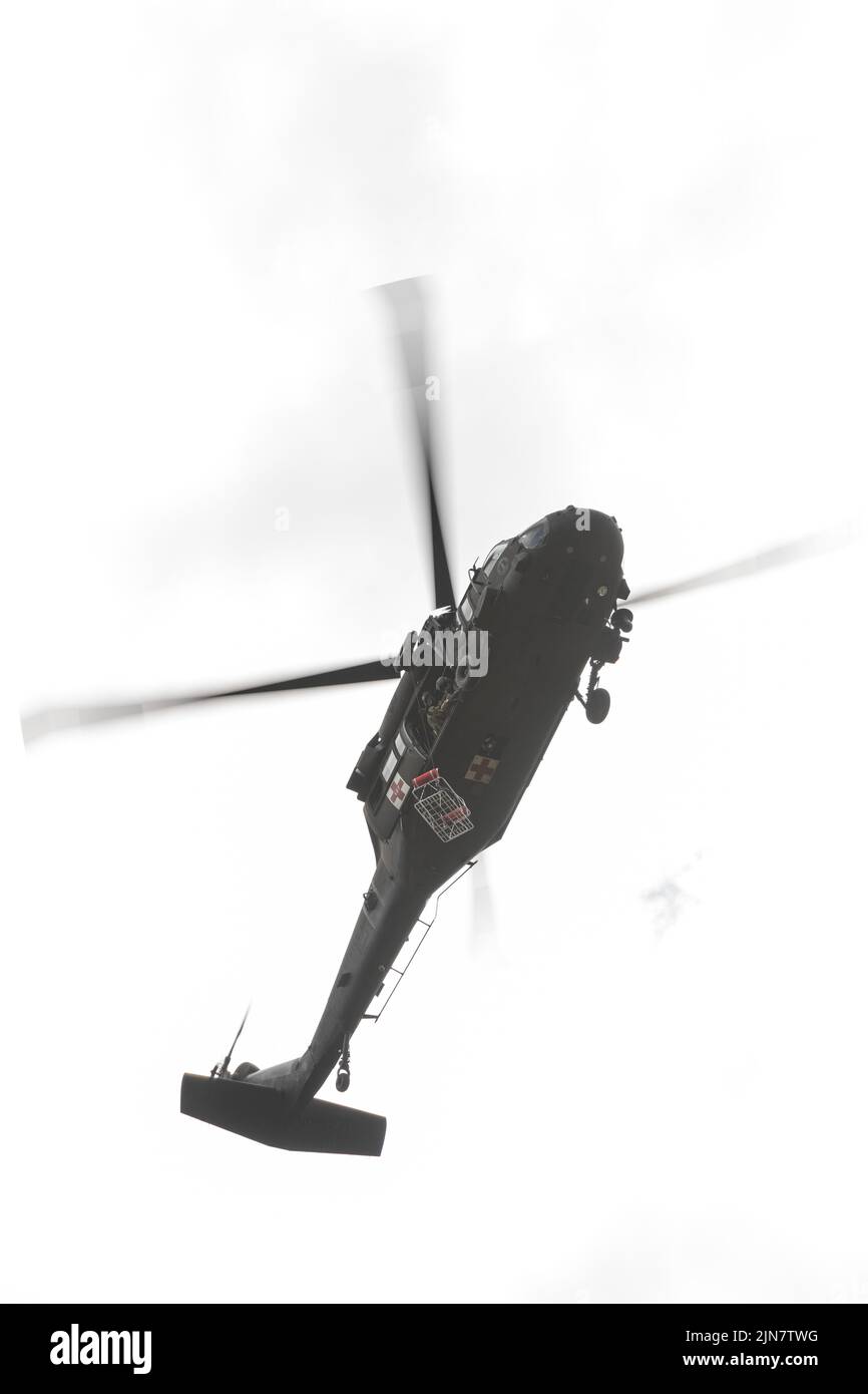 UH-60 addestramento del paranco del falco nero ai soldati del lago grande di Sandy di Fort McCoy con il battaglione 1st, 147th Regiment di aeronautica, 2-104th supporto generale del battaglione di aviazione e 1-168th Squadron di sostegno della forza con la Guardia nazionale del Wisconsin addestramento dei capi, medici e piloti addestramento del paranco al lago grande Sandy il 7 giugno, 2022, presso Fort McCoy, Wisconsin. Foto Stock