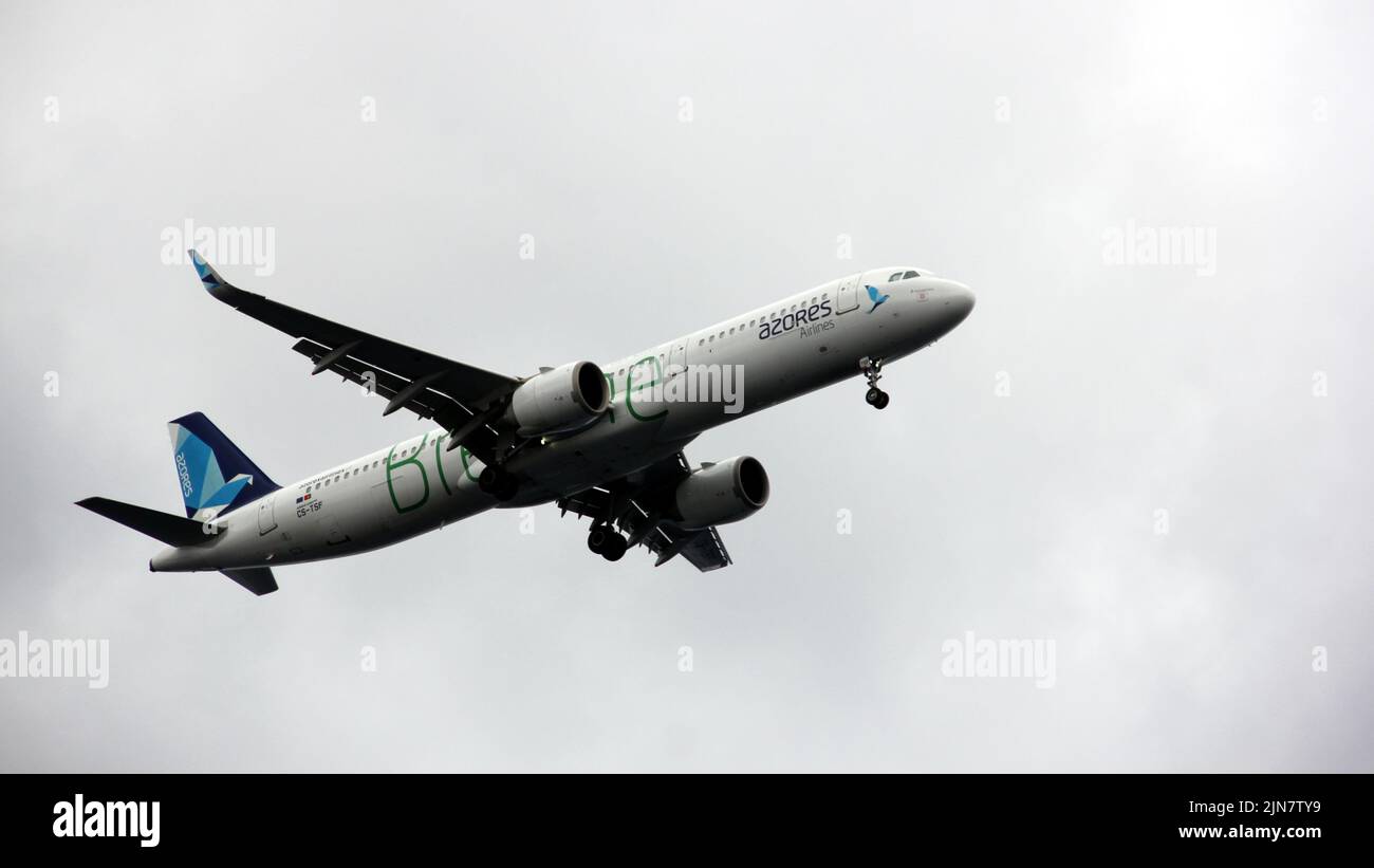 AZZORRE AIRLINES AIRBUS A321NEO a mezz'aria, in avvicinamento all'atterraggio, vista dal basso sullo sfondo di cieli nuvolosi, Ponta Delgada, Sao Miguel, Azzorre, Portogallo Foto Stock