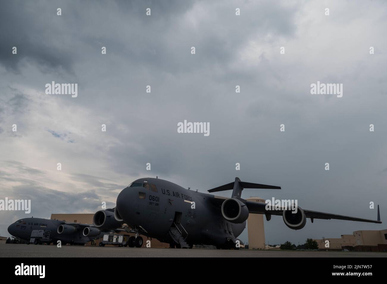 C-17 Globemaster III aereo assegnato alla 911th Airlift Wing siede sulla linea di volo alla stazione di riserva aerea dell'aeroporto internazionale di Pittsburgh, Pennsylvania, 8 agosto 2022. Il C-17 è in grado di fornire rapidamente truppe e tutti i tipi di carico alle basi operative principali o direttamente alle basi anteriori nell'area di spiegamento. (STATI UNITI Air Force foto di Joshua J. Seybert) Foto Stock