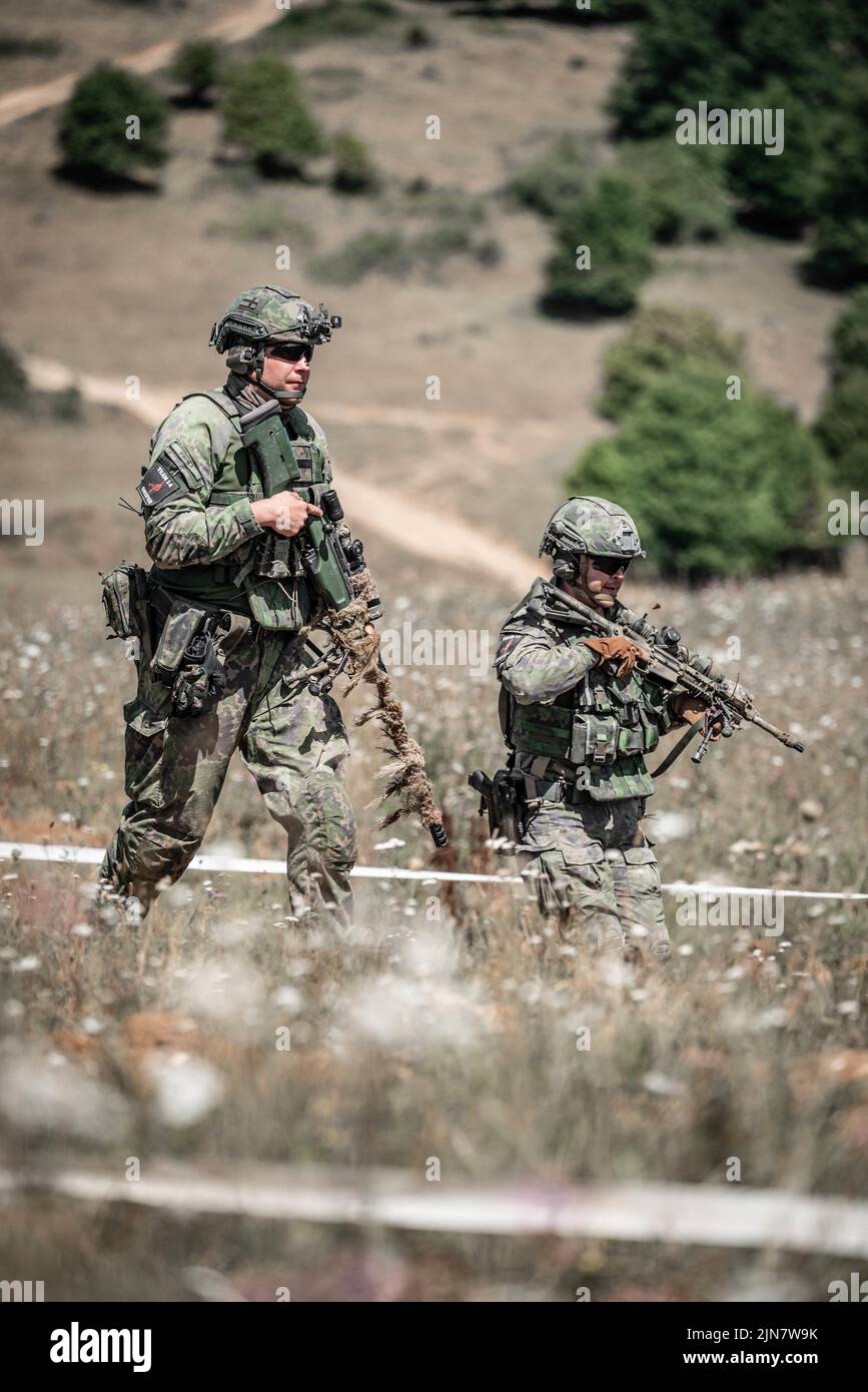 Un team di cecchini dell'Esercito Finlandese partecipa al Concorso europeo Best Sniper Team presso l'Hohenfels Training Area, Germania, 7 agosto 2022. L'annuale European Best Sniper Team Competition è un concorso statunitense per l'Europa e l'Africa che mette alla prova le abilità di marketing, la capacità fisica e l'agilità mentale, sviluppando al contempo relazioni e condividendo competenze tra i team di cecchini di tutta Europa. (STATI UNITI Foto dell'esercito dello staff Sgt. Dana Clarke) Foto Stock
