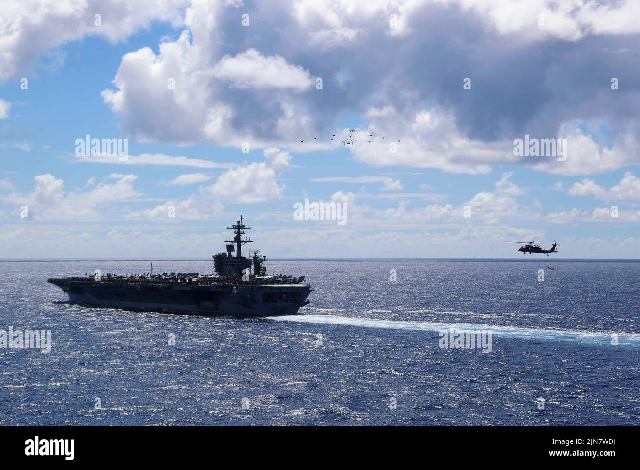 PACIFIC OCEAN (7 agosto 2022) aerei assegnati alla Carrier Air Wing (CVW) 9, volano dalla portaerei di classe Nimitz USS Abraham Lincoln (CVN 72) durante una dimostrazione di potenza aerea per gli ospiti imbarcati. Il Gruppo Abraham Lincoln Carrier Strike sta conducendo operazioni di routine nella flotta degli Stati Uniti 3rd. (STATI UNITI Foto Navy di Mass Communication Specialist 2nd Classe Jeffrey F. Yale) Foto Stock