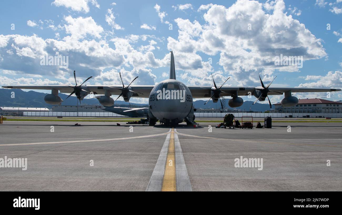 Un velivolo US Marine Corps KC-130J Super Hercules, assegnato a VMGR-152, ritorna alla Marine Corps Air Station Iwakuni dopo il completamento del Rim of the Pacific 2022 (RIMPAC 2022), 4 agosto 2022. Ventisei nazioni, 38 navi, quattro sommergibili, più di 170 aerei e 25.000 persone hanno partecipato al RIMPAC 2022 nelle isole Hawaiane e nella California meridionale dal 29 giugno al 4 agosto. Il più grande esercizio marittimo internazionale del mondo, RIMPAC offre un’opportunità di formazione unica, promuovendo e sostenendo al contempo le relazioni di cooperazione tra i partecipanti fondamentali per garantire la sicurezza o Foto Stock