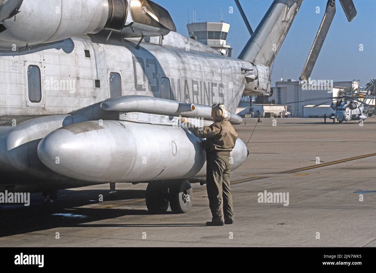 Maintence su un USMC CH-53E Super Stallion Foto Stock