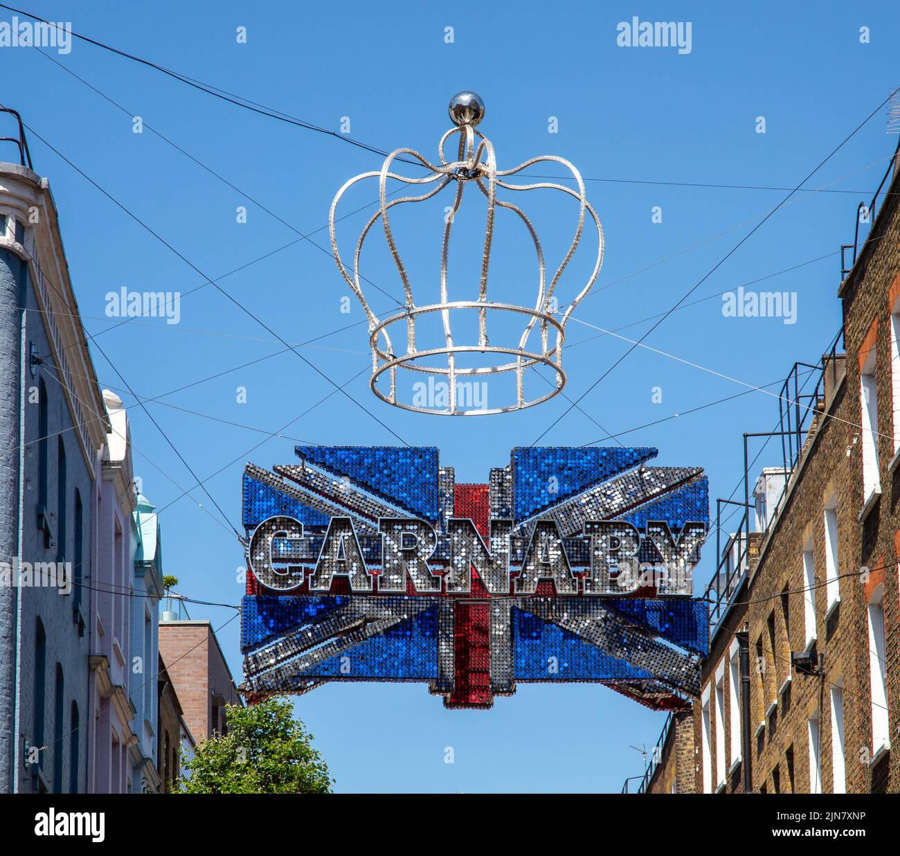 Le decorazioni con bandiere inglesi per il Queen's Platinum Jubilee a Carnaby Street, Londra Foto Stock