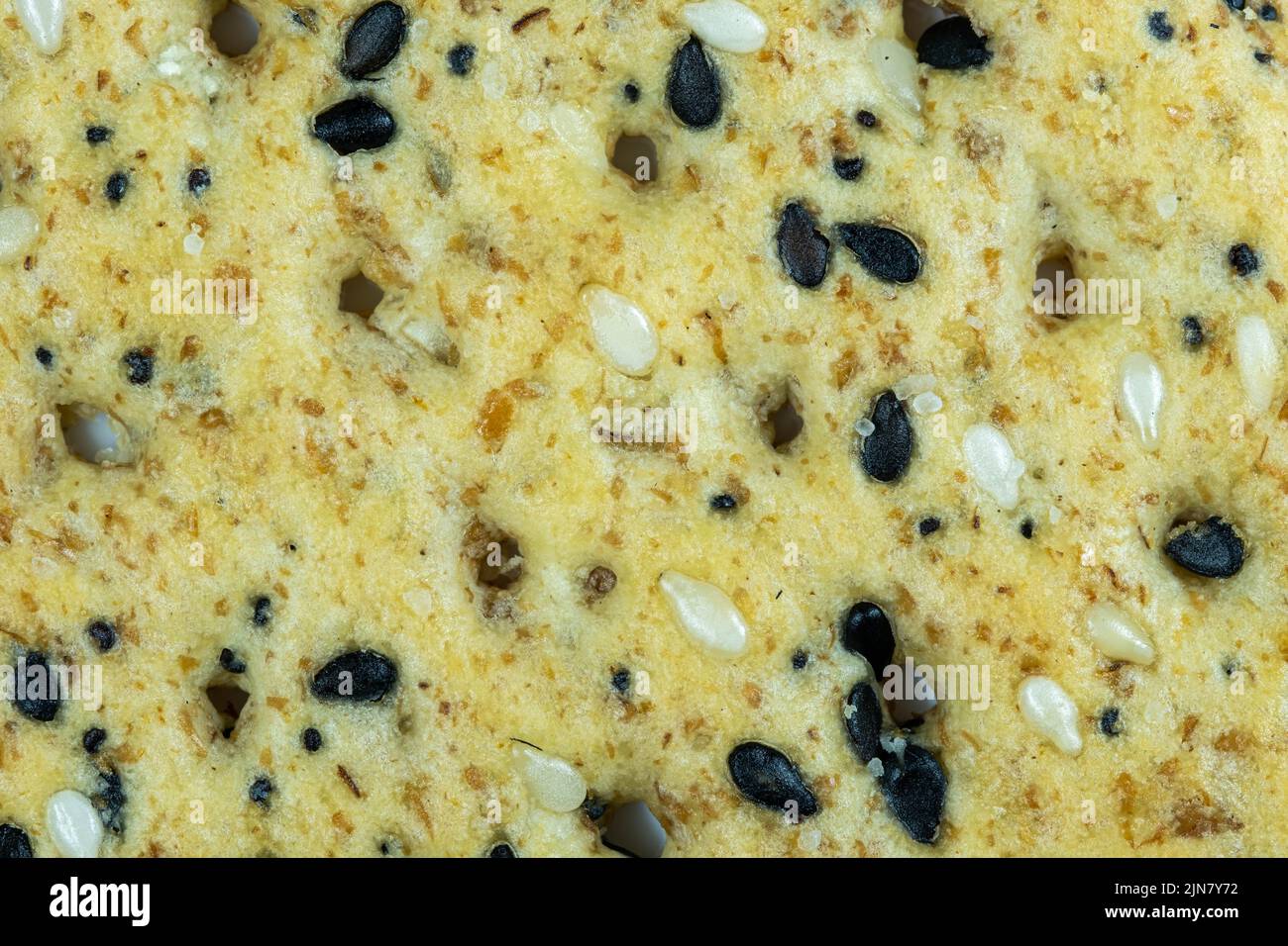 Primo piano di un cracker multigranella, con semi di sesamo, lino, segale e papavero. Foto Stock
