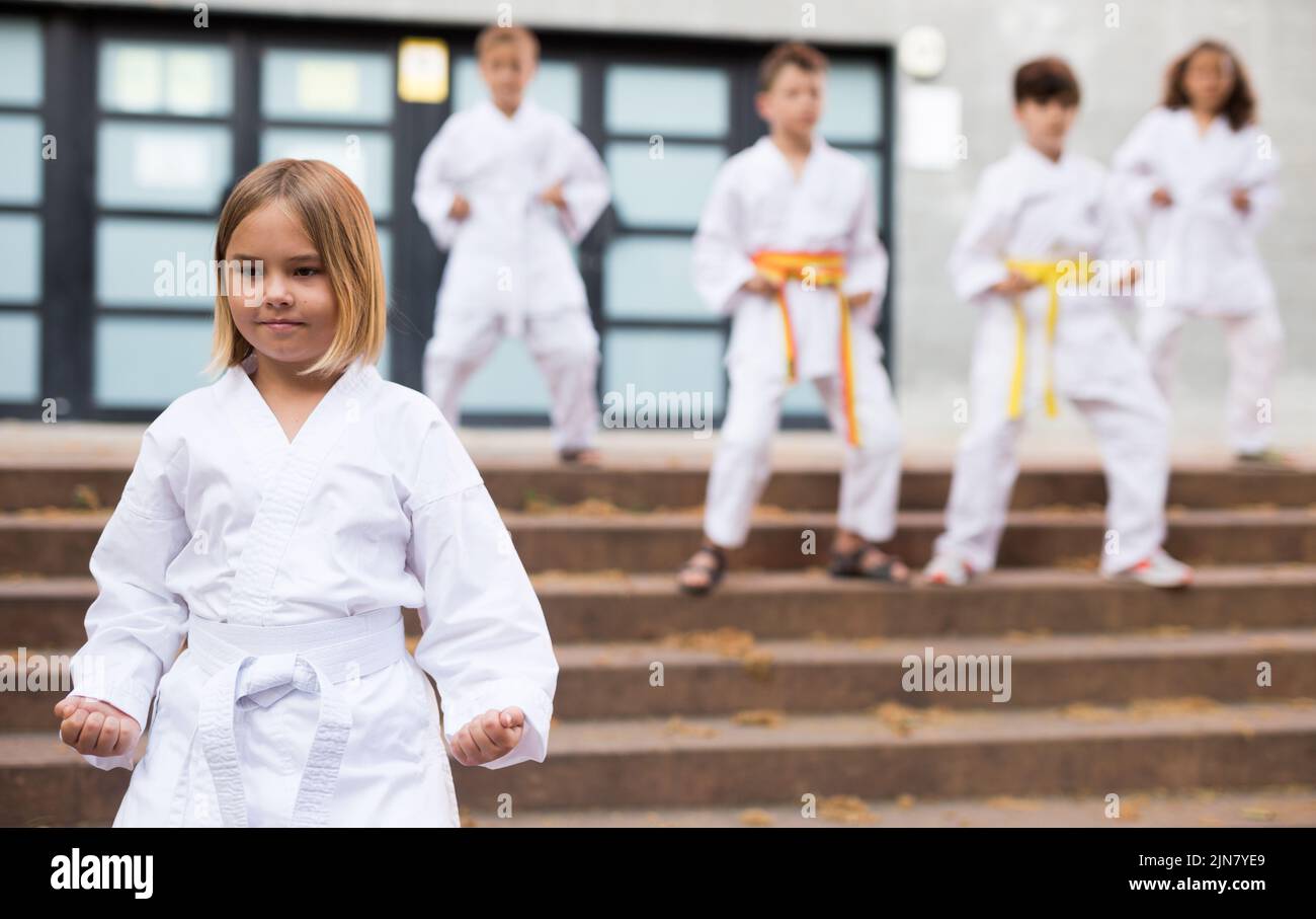 Ragazza in bianco kimono Foto Stock
