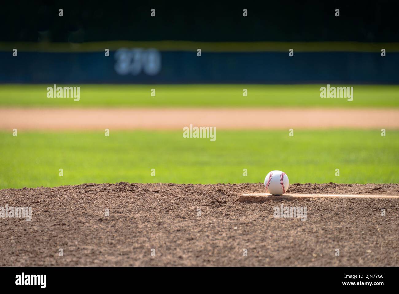 Primo piano di baseball sul mound di caraffa rialzato in un campo da baseball regolamentato. Foto Stock