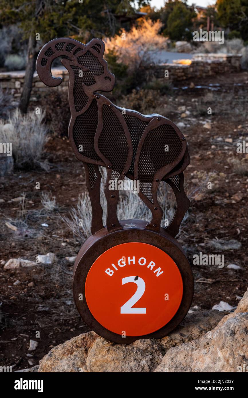 Bighorn Lot 2 Sign on the Rim of the Grand Canyon illustra quanto i parchi possono essere occupati Foto Stock