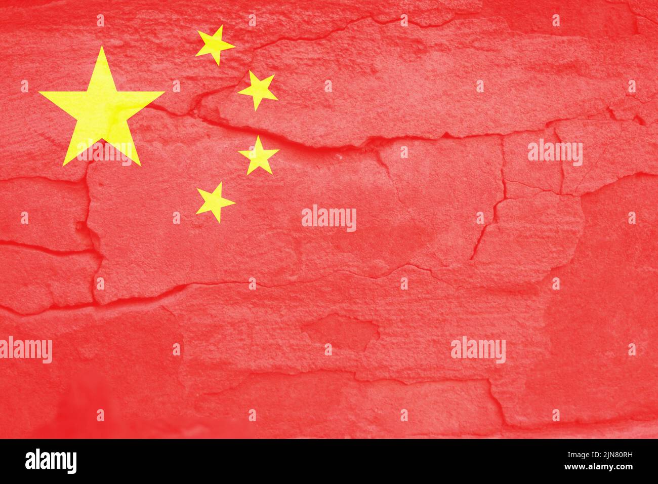 Defocalizzare correttamente la bandiera cinese, i colori ufficiali e le proporzioni. Bandiera nazionale della Cina. Sfondo muro di pietra. Incrinatura. Comunismo. Fuori fuoco. Foto Stock