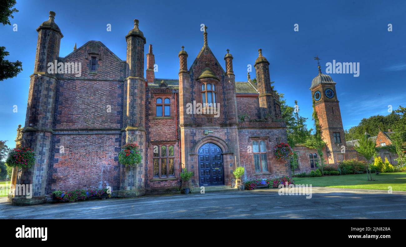 Thomas Greenall, Edward Greenalls fine Walton Hall, Walton Gardens Warrington, con torre dell'orologio originale, Cheshire, Inghilterra, Regno Unito Foto Stock