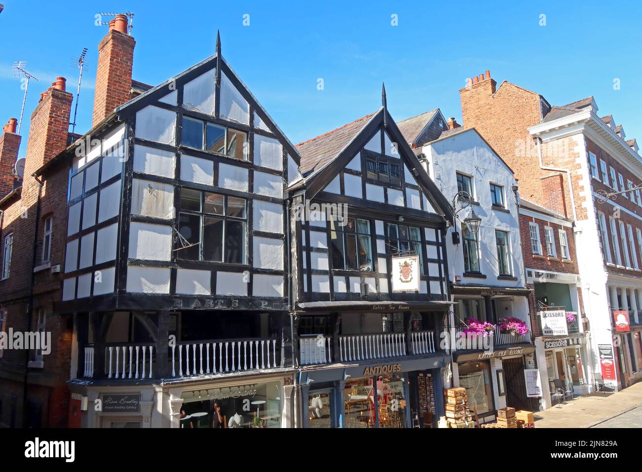 Negozi, filari ed edifici, architettura di Watergate Street, Chester, Cheshire, Inghilterra, Regno Unito, CH1 2LE, in estate Foto Stock