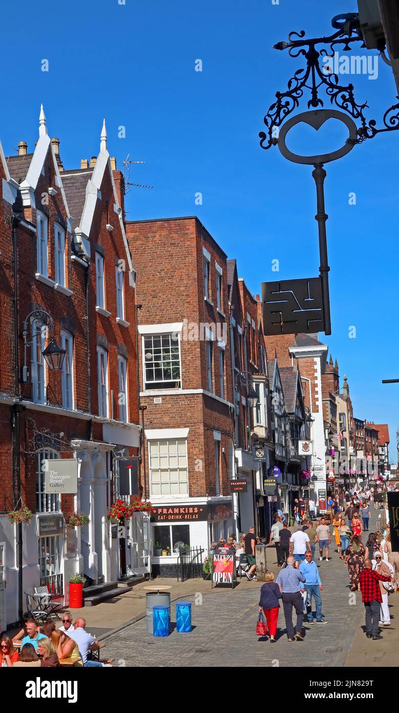 Negozi, filari ed edifici, architettura di Watergate Street, Chester, Cheshire, Inghilterra, Regno Unito, CH1 2LE, in estate Foto Stock