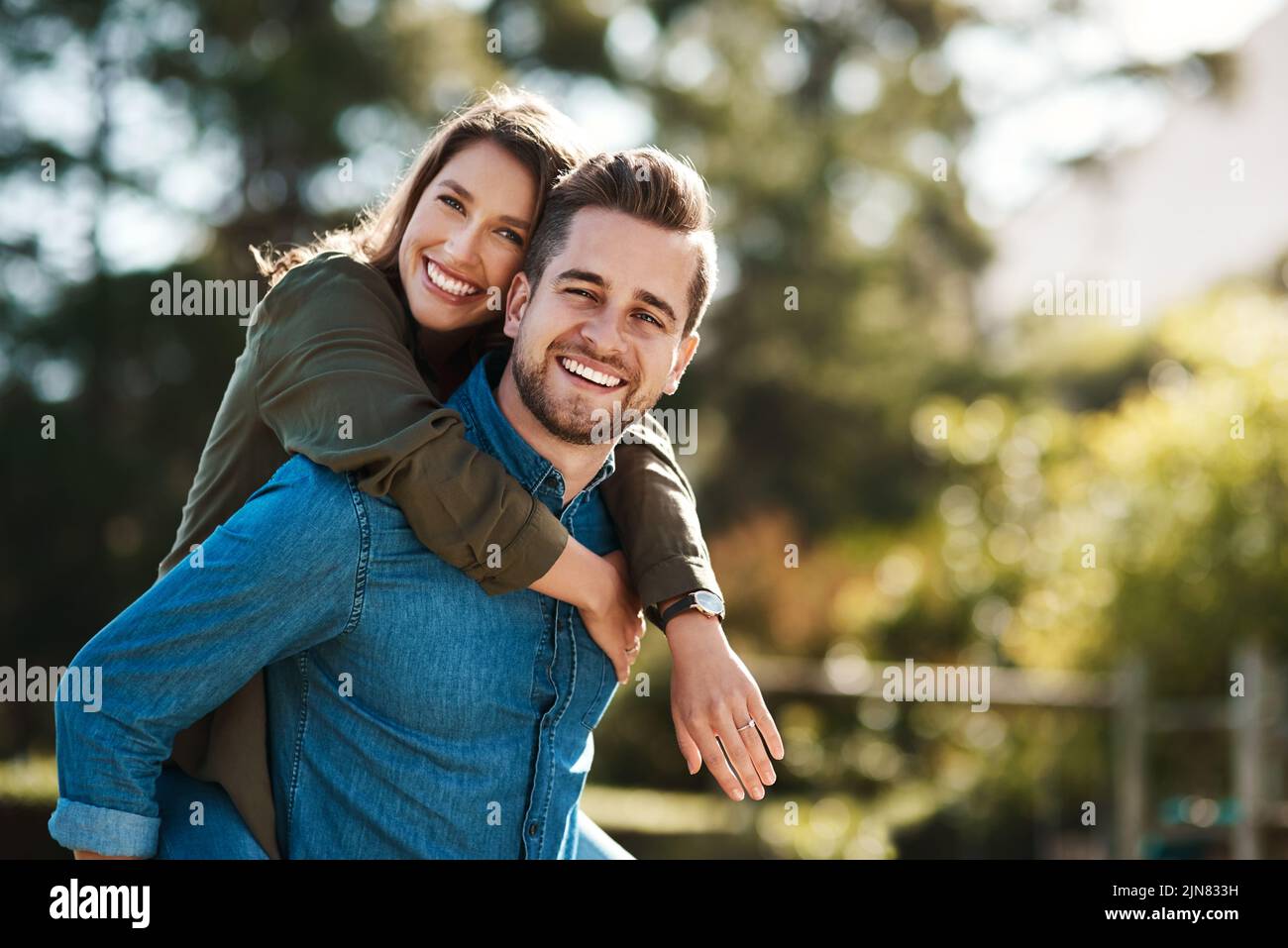 Questo rapporto durerà per sempre. Una giovane coppia felice che spende il tempo di qualità all'aperto. Foto Stock