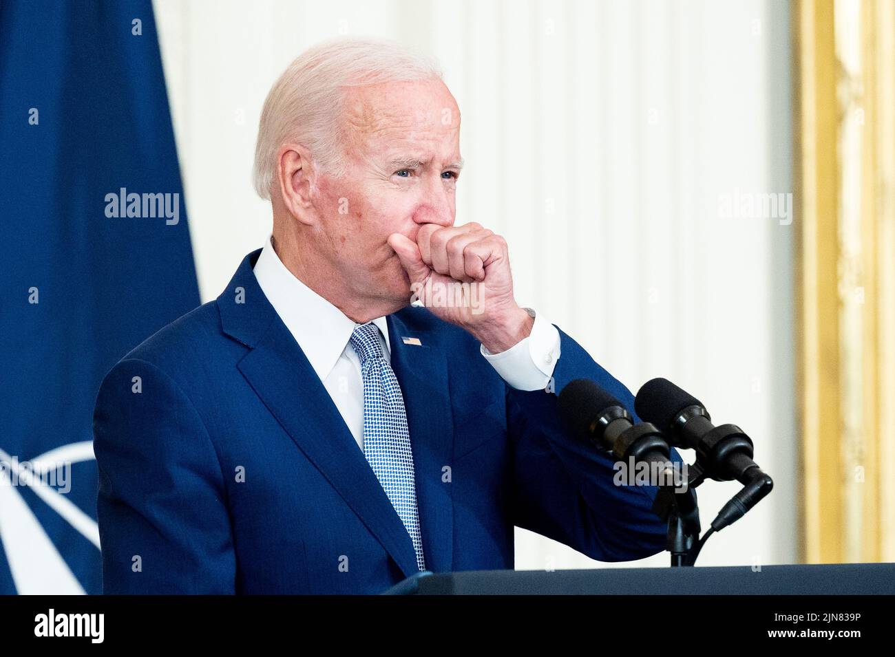 Washington, Stati Uniti. 09th ago 2022. Il Presidente Joe Biden si è liberato della gola mentre ha parlato ad un evento in cui ha firmato gli strumenti di ratifica per i protocolli di adesione all'Organizzazione del Trattato del Nord Atlantico (NATO) per la Repubblica di Finlandia e il Regno di Svezia. Credit: SOPA Images Limited/Alamy Live News Foto Stock