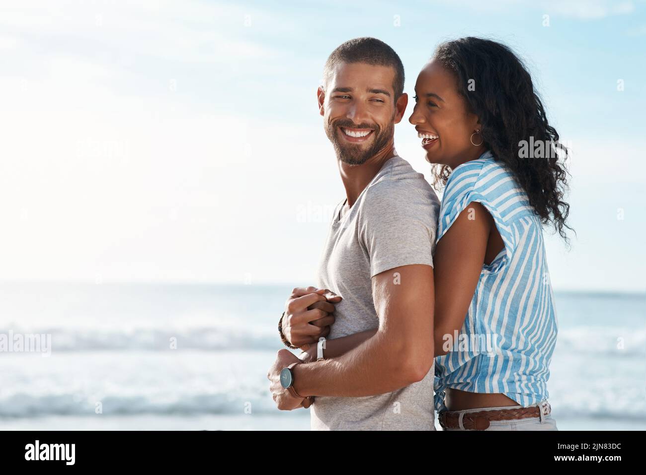 Tu scintilla il meglio in me, una giovane coppia che si gode un po' di tempo di qualità insieme in spiaggia. Foto Stock