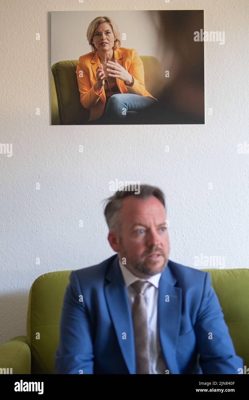 Magonza, Germania. 08th ago 2022. Una foto di Julia Klöckner, politico della CDU, si trova sopra Stephan Wefelscheid, direttore parlamentare degli elettori liberi nel parlamento di Stato della Renania-Palatinato, durante un'intervista estiva sul 'divano verde' dell'Agenzia stampa tedesca di Mainz. Credit: Sebastian Gollnow/dpa/Alamy Live News Foto Stock