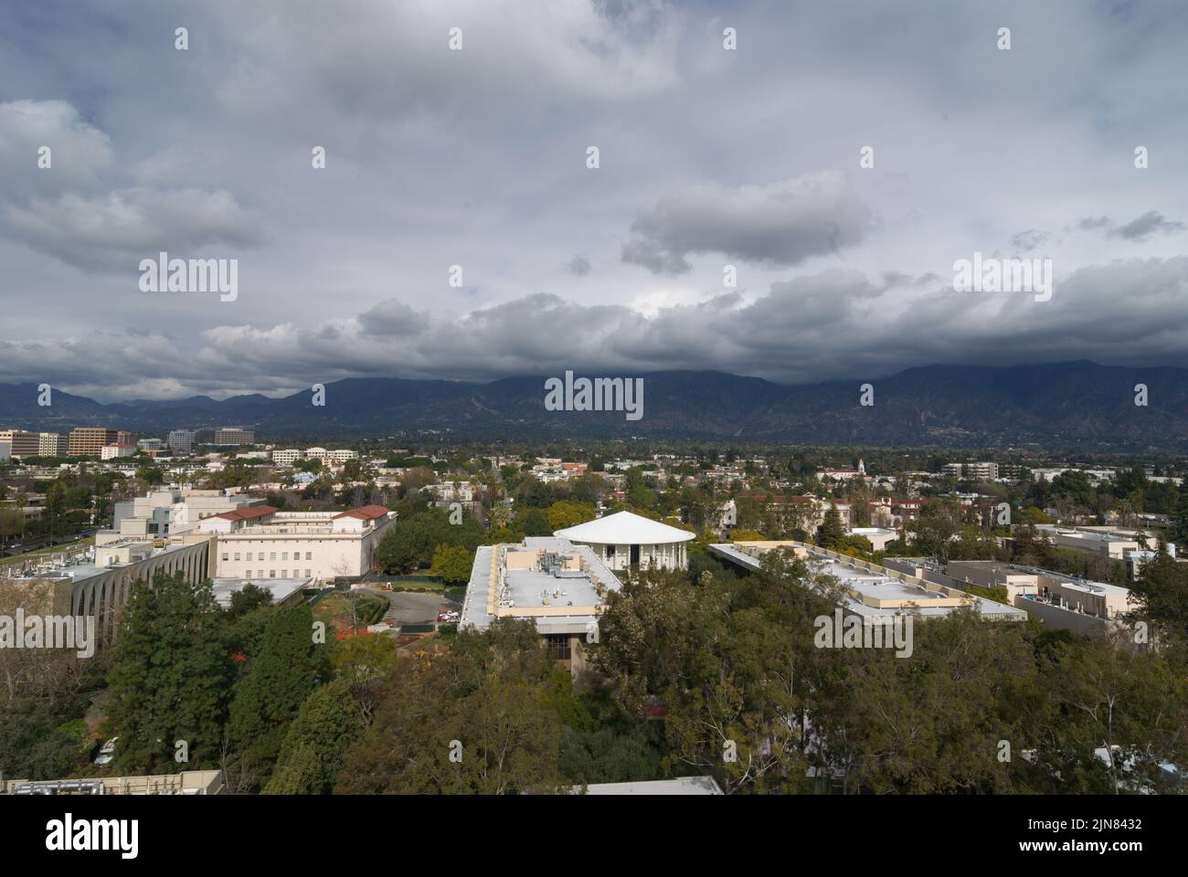 Pasadena nella contea di Los Angeles guardando verso nord verso le montagne di San Gabriel, mostra gli edifici Caltech in primo piano. Foto Stock