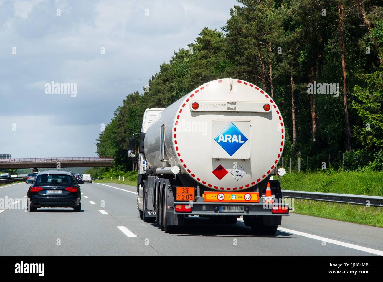 Germania 2022: Carrello Aral in autostrada. Aral è un marchio di carburanti e distributori di benzina per automobili, presente in Germania e Lussemburgo. Aral è di proprietà di BP. Foto Stock