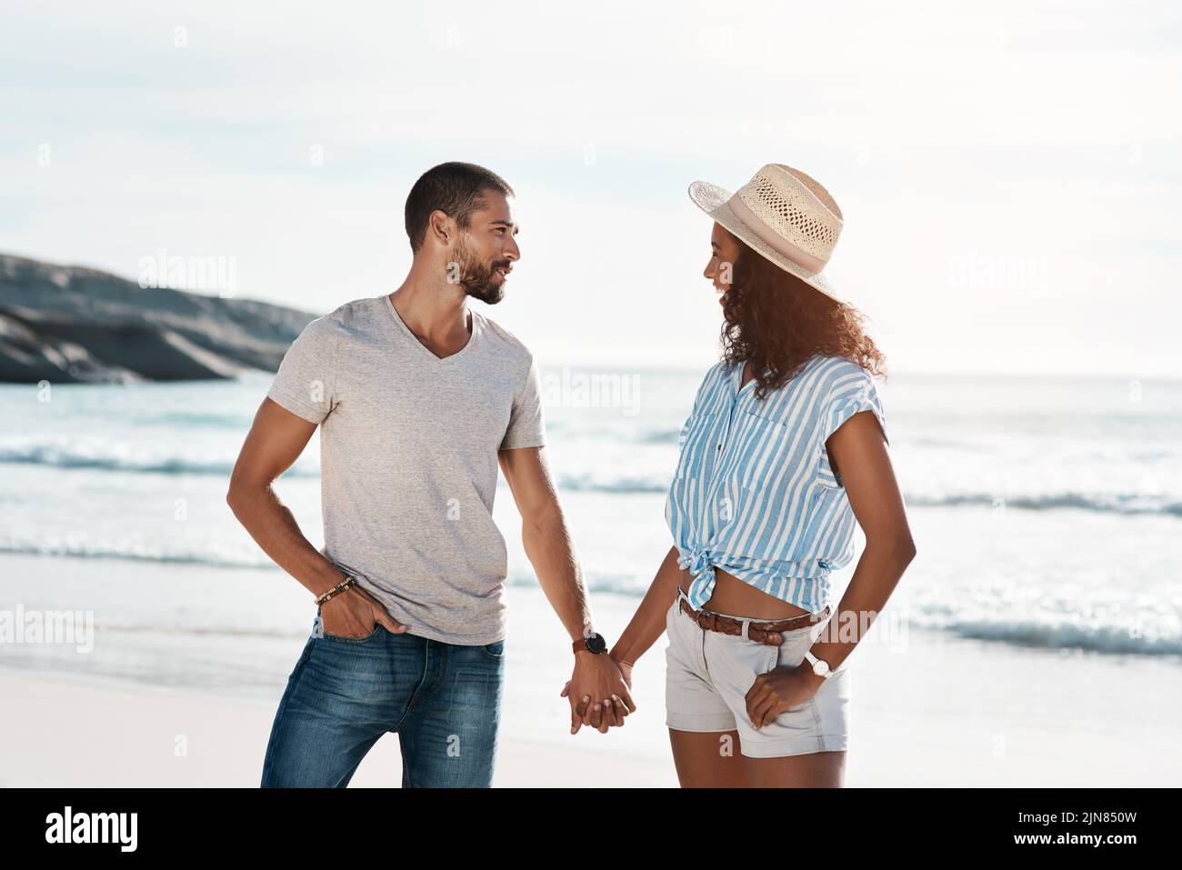 Il vero amore è proprio quello che abbiamo: Una giovane coppia che si gode un po' di tempo di qualità insieme in spiaggia. Foto Stock