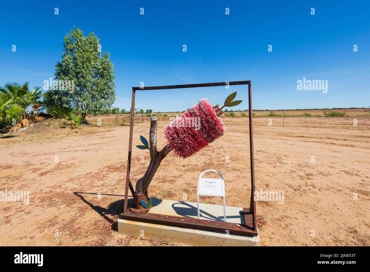 La primavera è in the Air' Art Installation degli artisti Brodie Knickel e Beau Grey al Muttaburra Sculpture Festival, Queensland, QLD, Australia Foto Stock