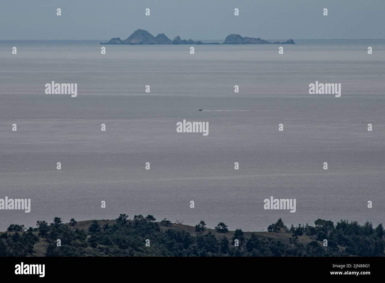 Le isole Farallon o Farallones in lontananza nell'oceano Pacifico come visto dalla terraferma in una giornata limpida nella contea di Marin, California. Foto Stock