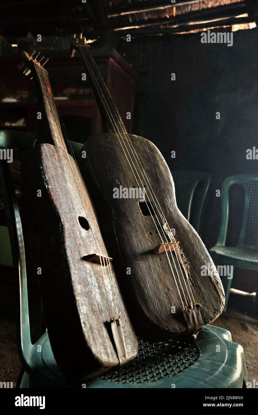 Strumenti tradizionali a corda simili a chitarra nel villaggio di Fatumnasi, Timor Centrale Sud, Nusa Tenggara Est, Indonesia. Foto Stock