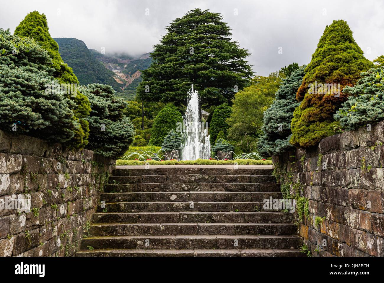 Gora Park Fountain - Gora Park è un parco paesaggistico in stile occidentale situato sul ripido pendio sopra la stazione di Gora nel Parco Nazionale di Hakone. È un relaxi Foto Stock