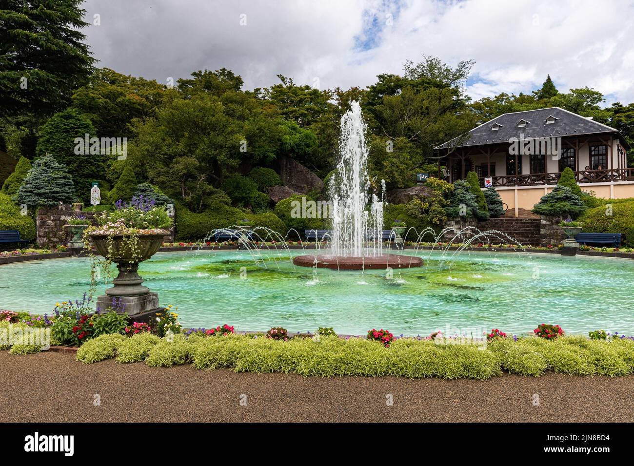 Gora Park Fountain - Gora Park è un parco paesaggistico in stile occidentale situato sul ripido pendio sopra la stazione di Gora nel Parco Nazionale di Hakone. È un relaxi Foto Stock