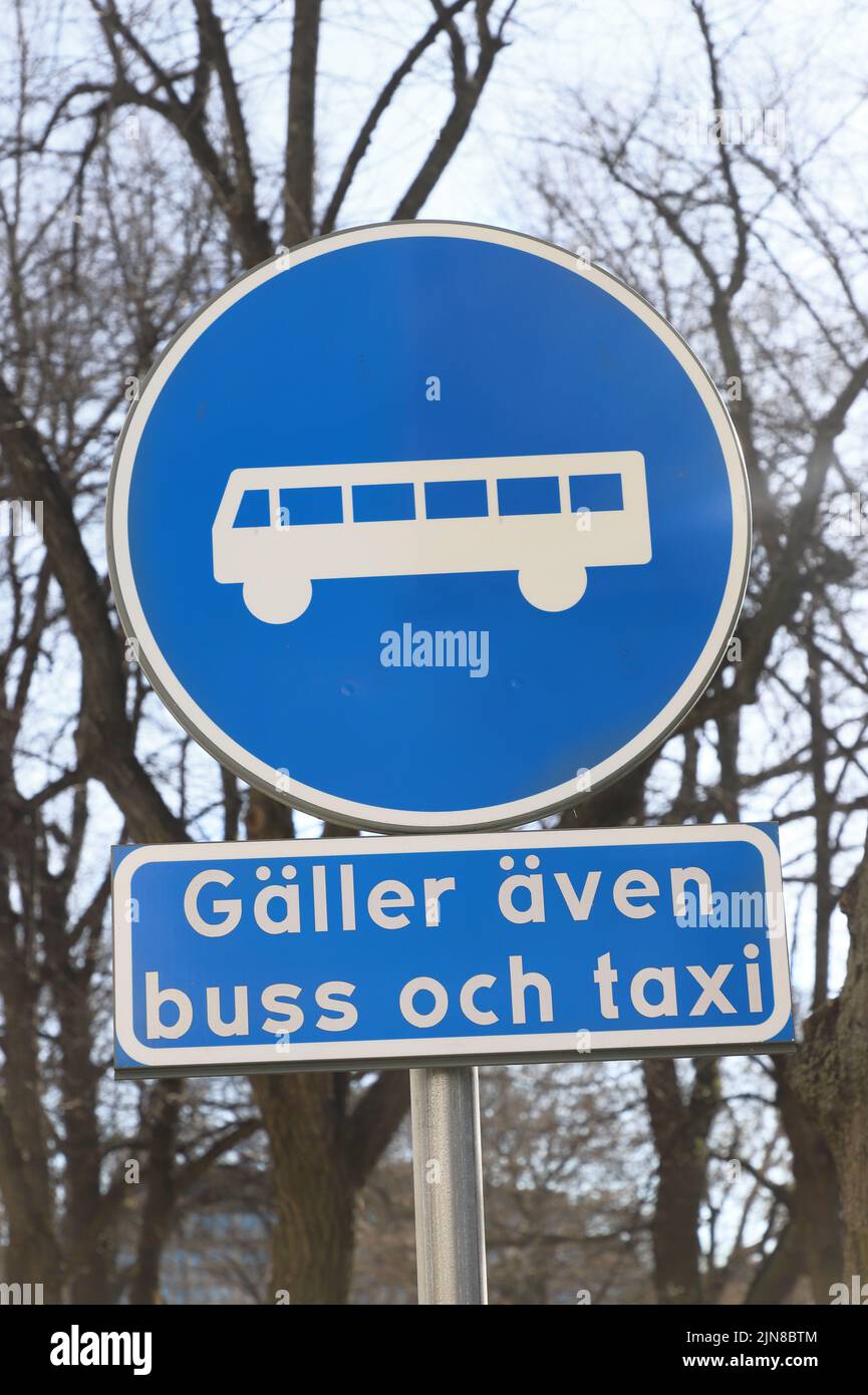 Segnale stradale svedese per i trasporti pubblici che consente anche autobus e taxi. Foto Stock