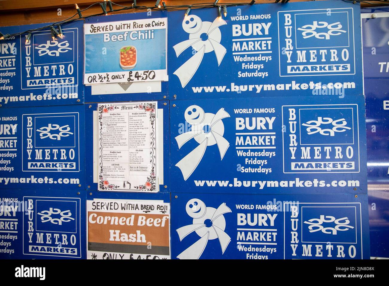 Bury, mercato famoso in tutto il mondo, che vende budini neri e menu di hash di manzo in scatola, Bury, Manchester, Regno Unito, 2022 Foto Stock
