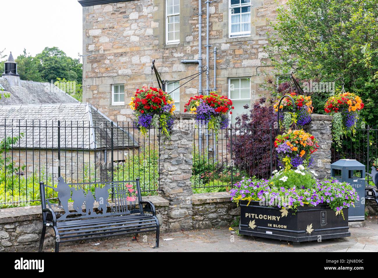 Pitlochry in fiore, fiori e piante fioriscono nel centro della città, Scozia, Regno Unito, estate 2022 Foto Stock