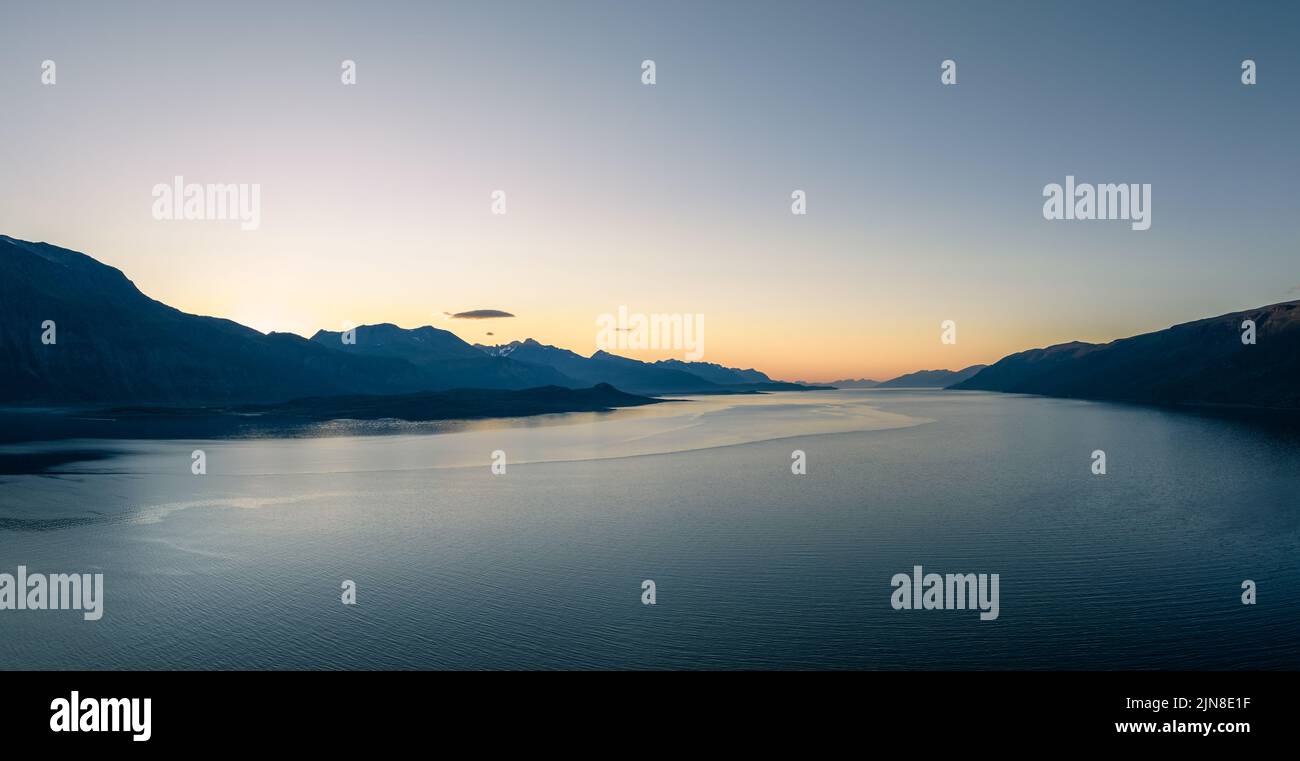 Bellissimo tramonto a Lyngen fiordo in Norvegia in estate Foto Stock