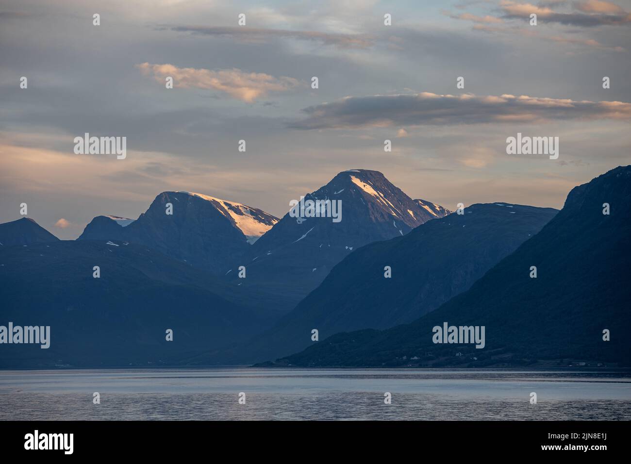 Paesaggio di montagna a Lyngen in Norvegia in estate. Foto Stock