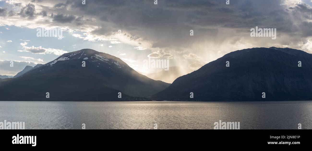 Nuvole di pioggia sulle montagne delle alpi Lyngen nella Norvegia settentrionale Foto Stock