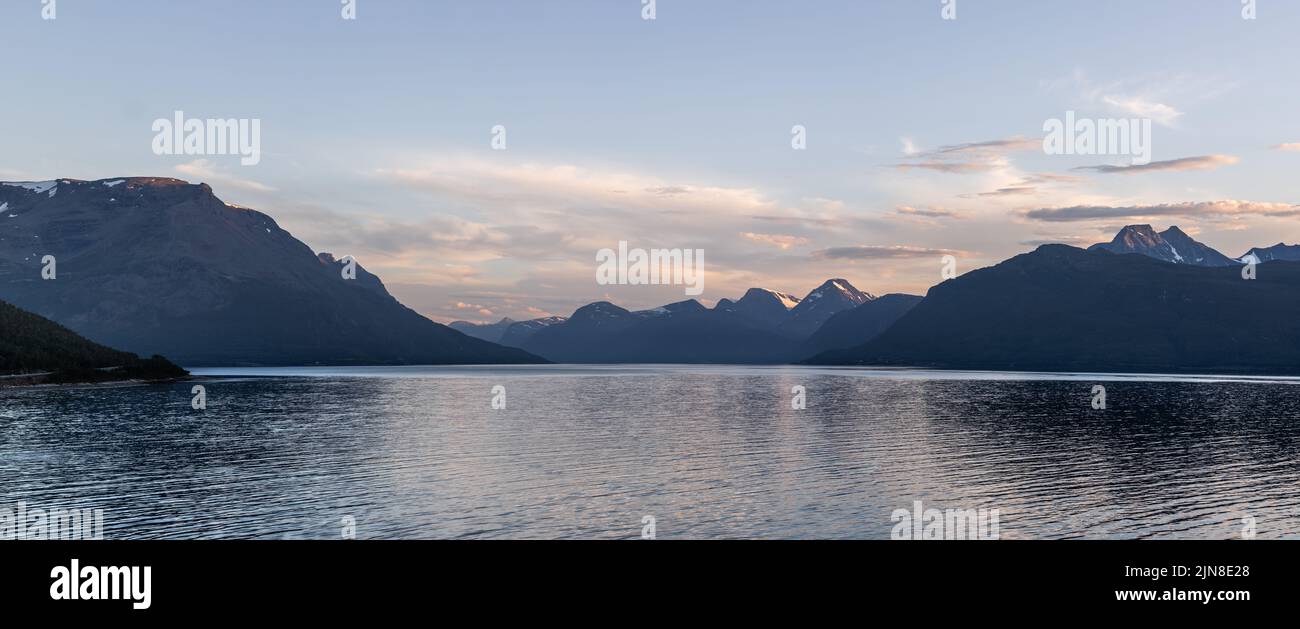 Splendida vista panoramica del fiordo di Lyngen e delle montagne nel nord della Norvegia Foto Stock